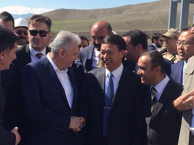 董事長(zhǎng)王家安與時(shí)任土耳其總理耶爾德勒姆共同出席鵬飛集團(tuán)在土耳其承建的3000t/d水泥生產(chǎn)線剪彩儀式，并親切交談